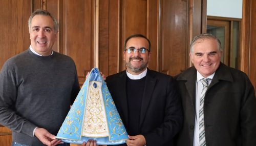 Donan nuevo manto para Virgen de Luján presente en Parroquia Del Sagrario