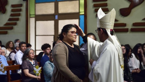 Jóvenes reciben el sacramento de la Confirmación en Penco y Cañete